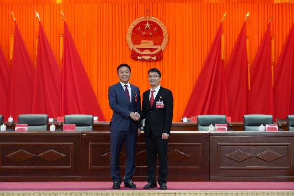 鎮(zhèn)黨委書記（左一）和新當選鎮(zhèn)長合照（右一）.png
