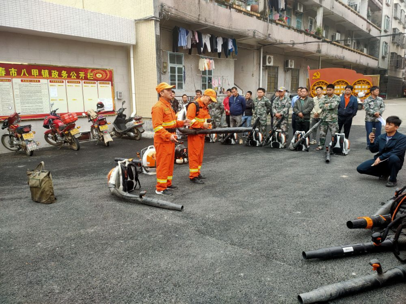 11月29日市林業(yè)局賴德許股長、市應(yīng)急局邱宏光股長帶隊(duì)到八甲鎮(zhèn)指導(dǎo)森林防滅火工作并舉辦森林防滅火應(yīng)急培訓(xùn)班，鎮(zhèn)林業(yè)、應(yīng)急部門、各村干部、各村護(hù)林員70余人參加了培訓(xùn)。5(1).jpg