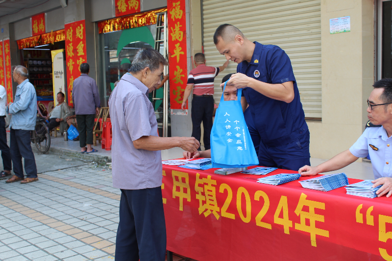 鎮(zhèn)府門口宣傳 (20).JPG