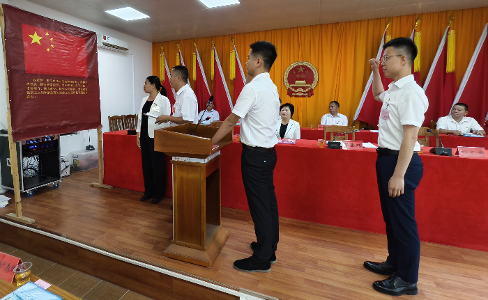 新當(dāng)選同志向憲法宣誓.jpg