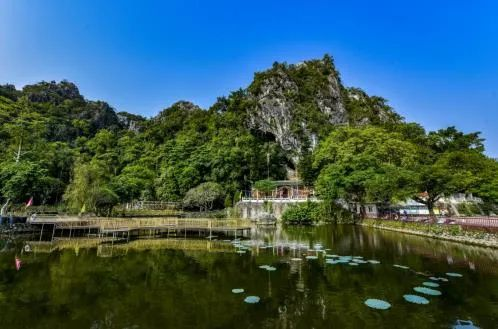 崆峒巖外景（藍(lán)軍攝）